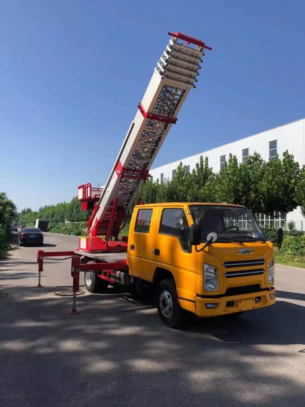 五指山附近的云梯车出租服务：轻松解决高空作业需求